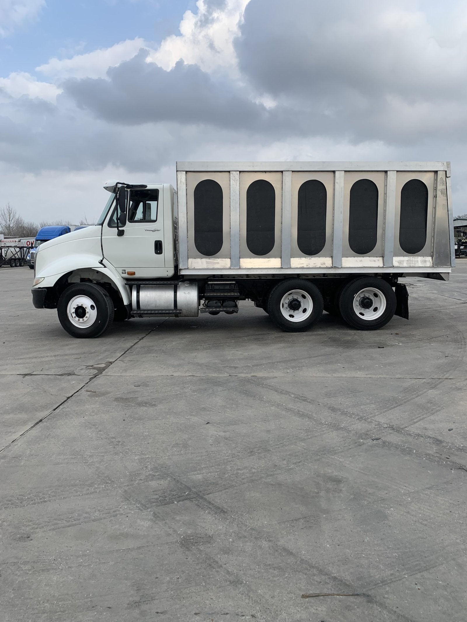Tandem UHMW Square Dump